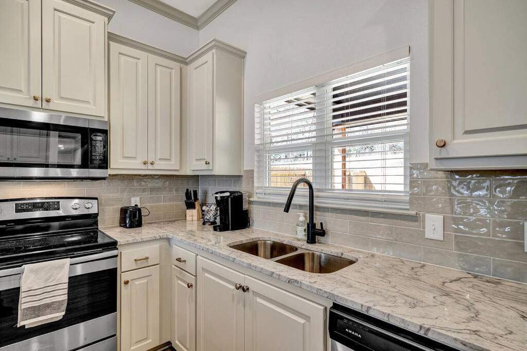 Alamo Luxury Living Up To 11 Villa Tyler Exterior photo